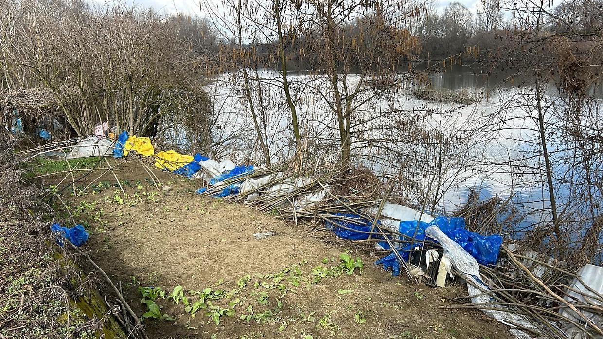 Parco Arrivore, l&rsquo;allarme non si spegne: tende, rifiuti e fuochi accesi