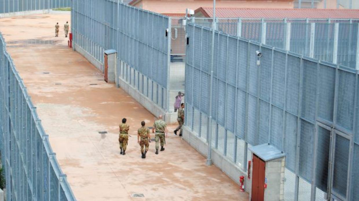 Cpr, scappato uno dei migranti feriti durante la rivolta