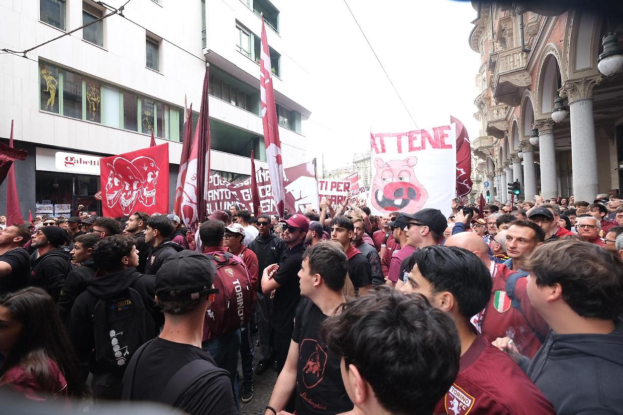 Il corteo dei tifosi è partito da piazza Solferino