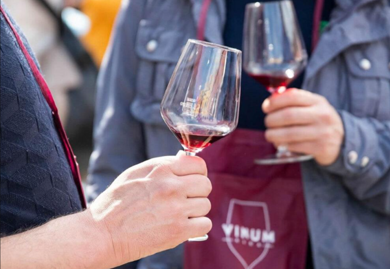 Vinum: la famosa fiera "bicchiere al collo" di Alba, sbanca anche quest'anno