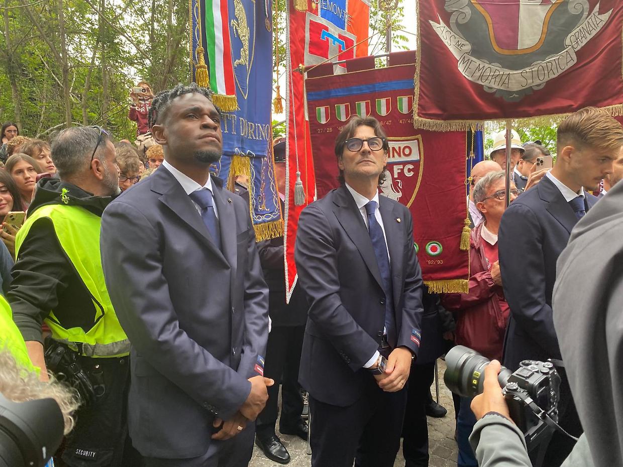 Toro, capitan Zapata legge i 31 nomi sulla lapide di Superga