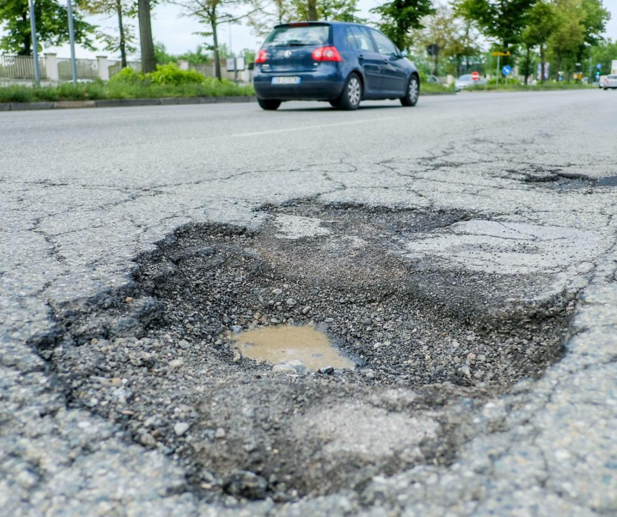 Torino, 10 milioni (che non bastano) per le buche: e se si riparassero da sole con l'AI?