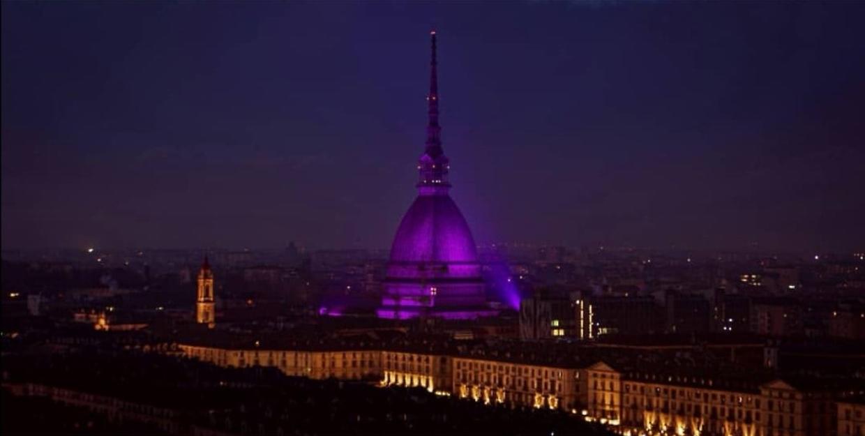 La Mole si illumina di viola per l&rsquo;8 marzo: Torino celebra le donne