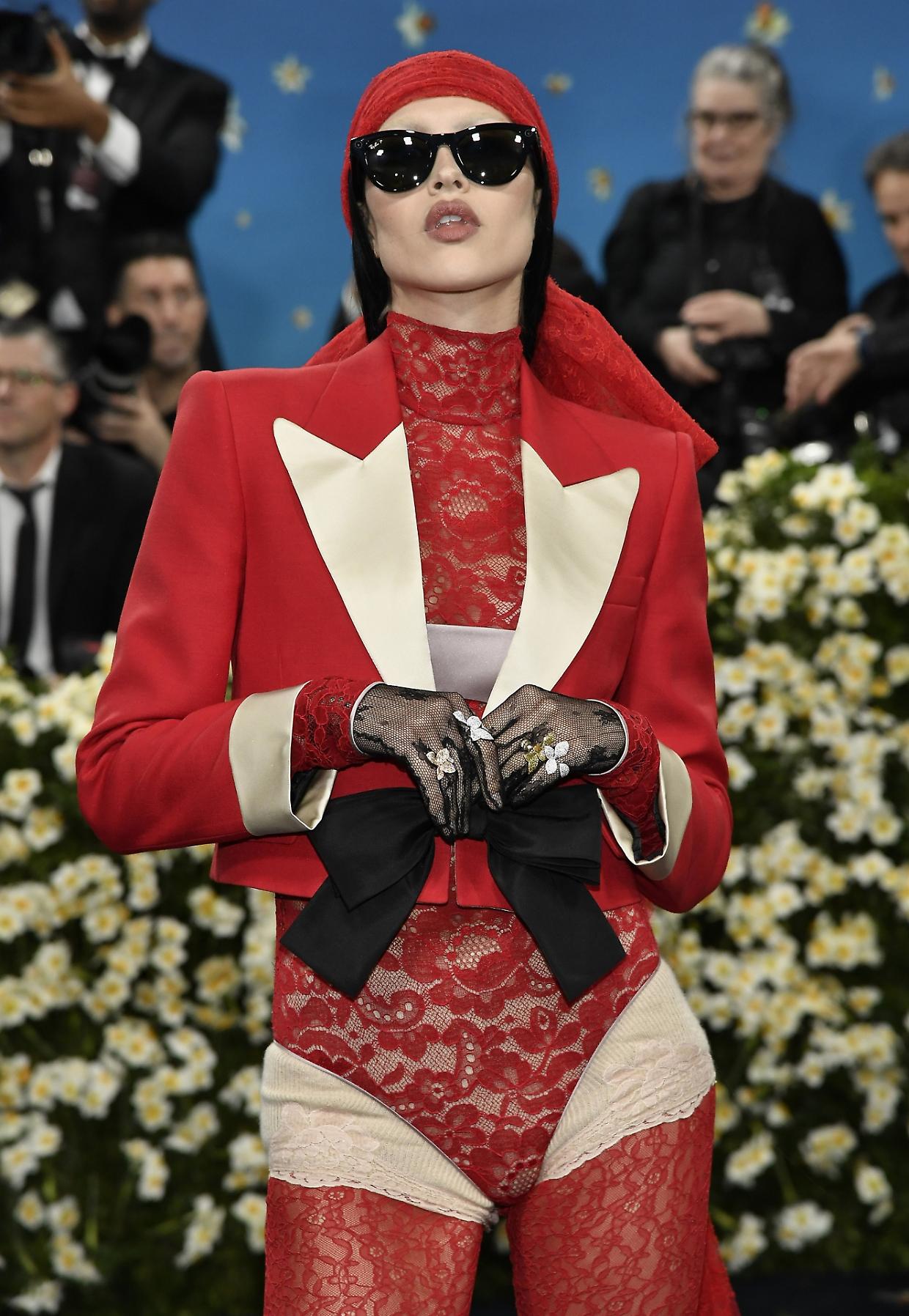 Perchè molte star del Met Gala 2025 non indossano i pantaloni?