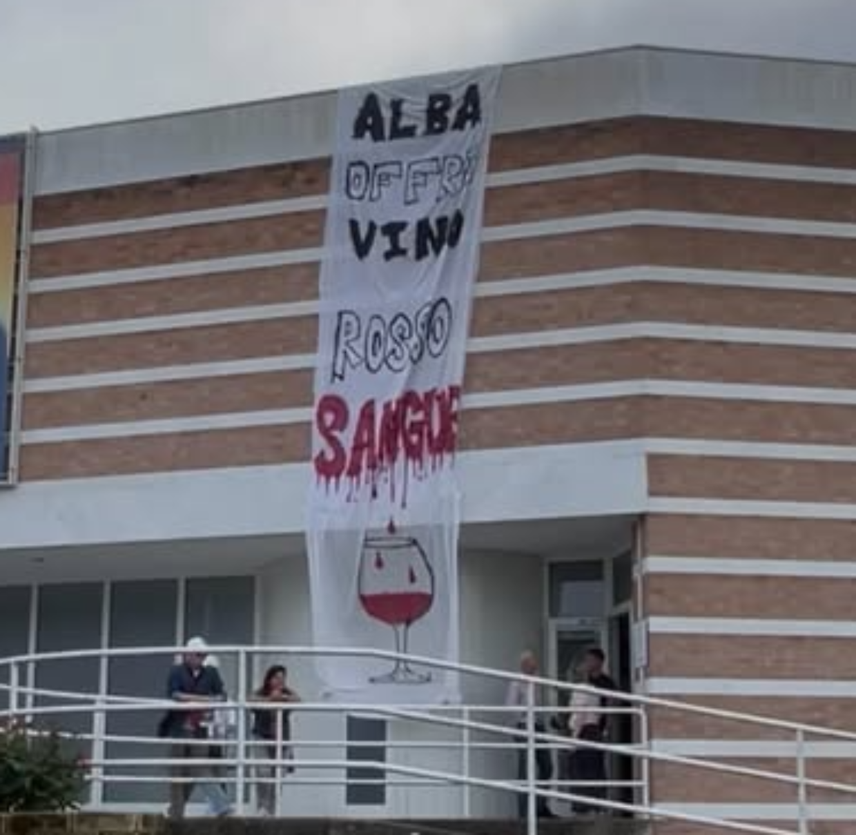 Protesta a Vinum: "Alba offre vino rosso sangue"