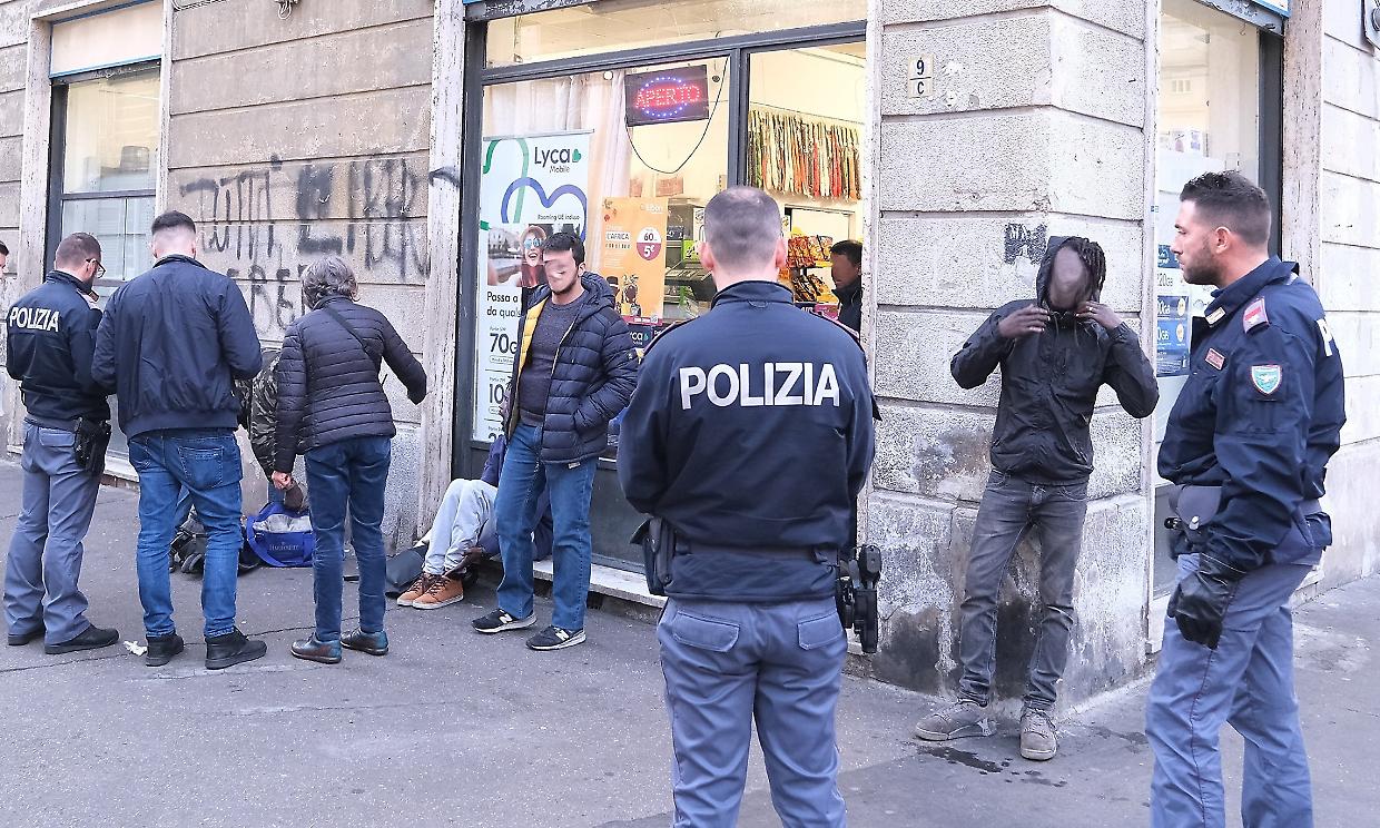Barriera di Milano, blitz dopo l'omicidio. E scatta la chiusura di un bar