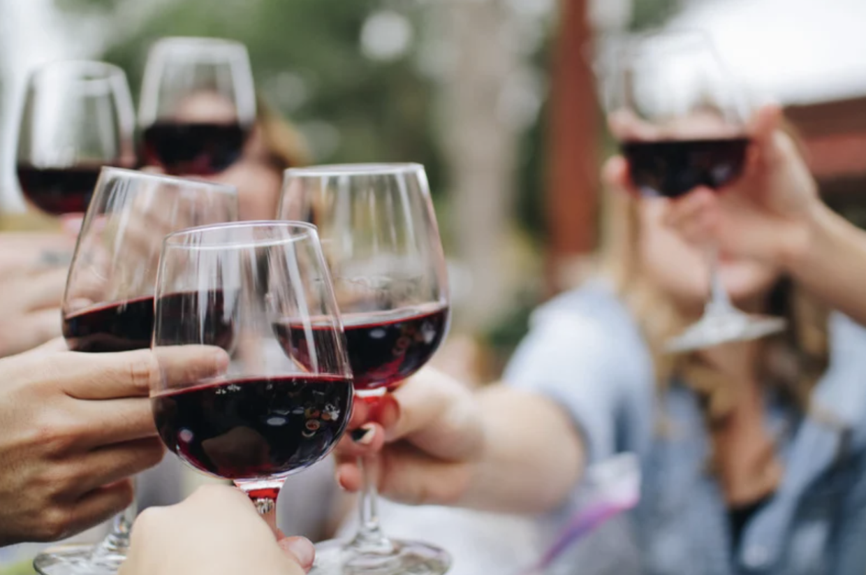 Altro che disinteresse: i giovani tornano a bere vino (ma a modo loro)