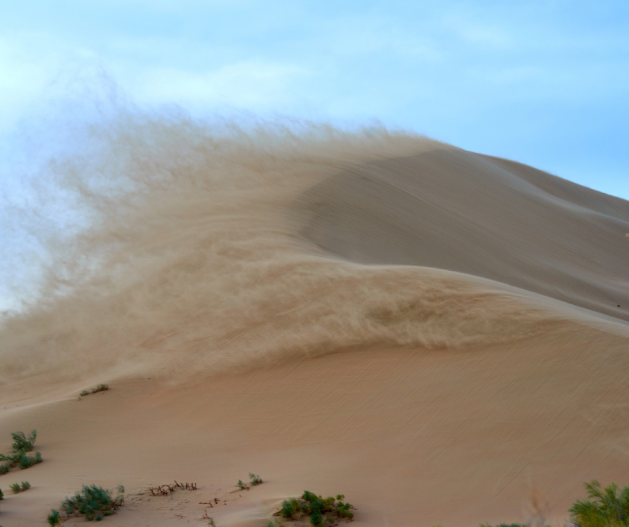 Tempesta di sabbia sull’Arabia Saudita: cieli arancioni e allerta sanitaria in tutta la regione