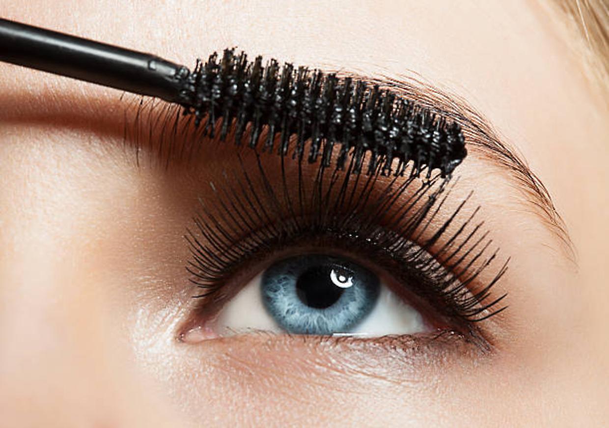 Il mascara volumizzante low cost più amato di sempre: l’Essence Lash Princess viola conquista tutti