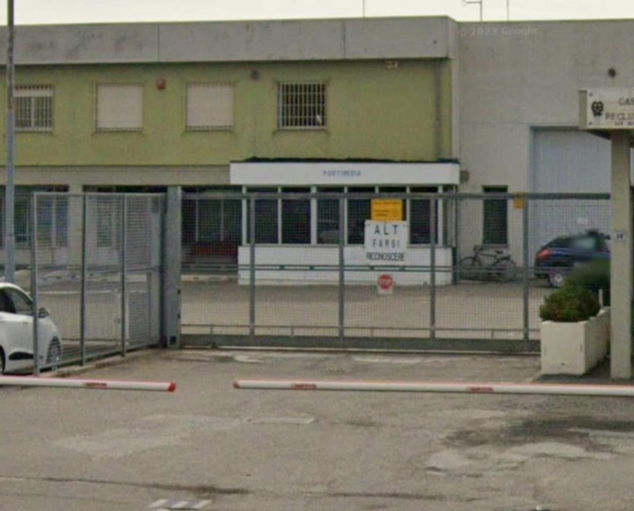 Violenta aggressione a un agente nel carcere di Alessandria: quattro detenuti trasferiti
