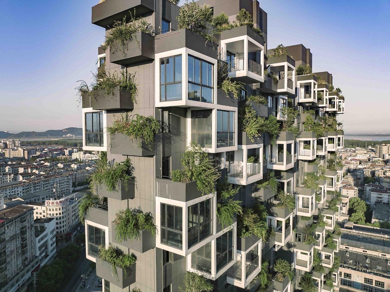 Le città del futuro: come la riforestazione verticale sta trasformando le metropoli in oasi urbane-naturali