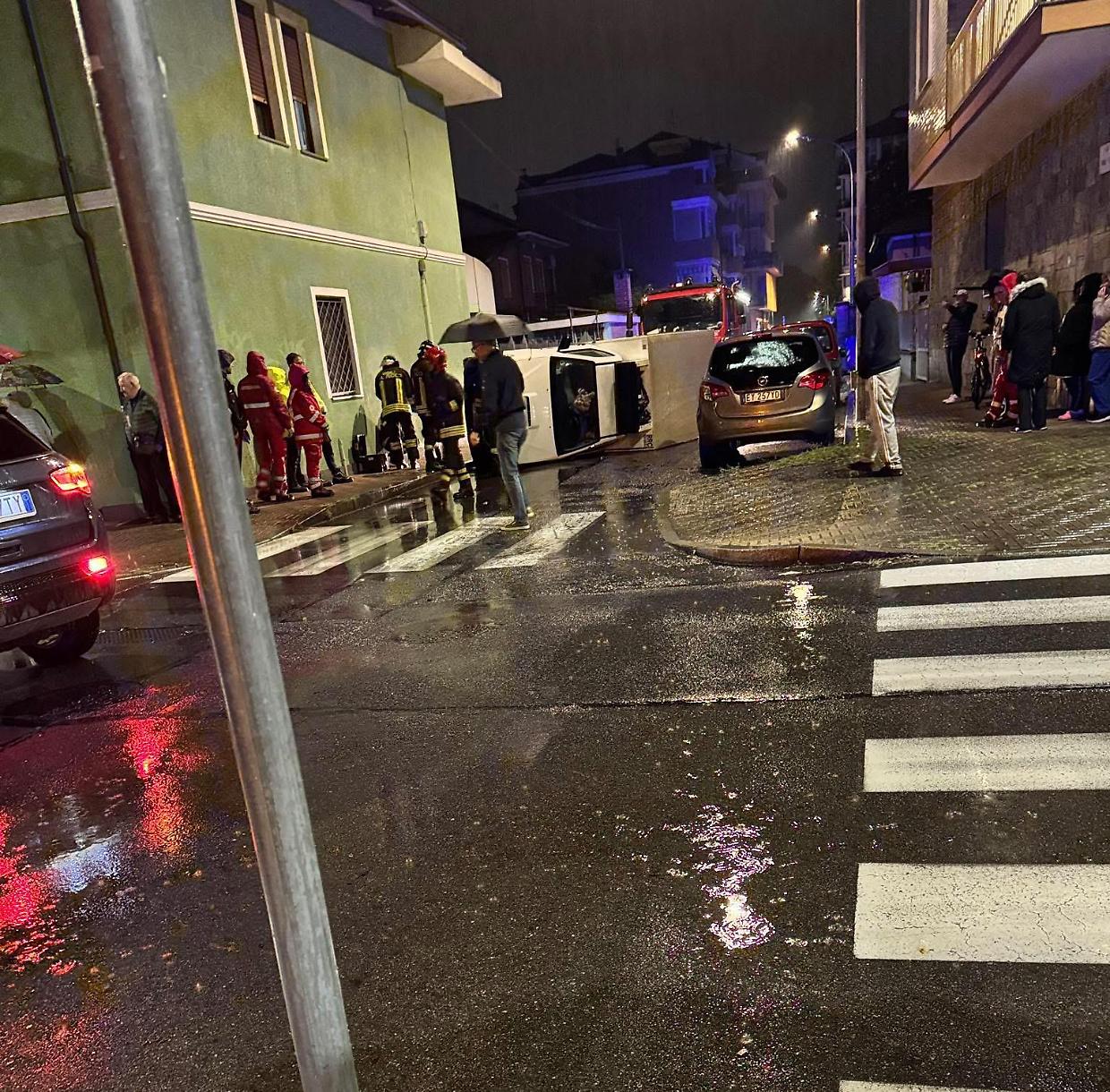 Auto si ribalta a Nichelino: paura all'incrocio, ma il conducente è illeso