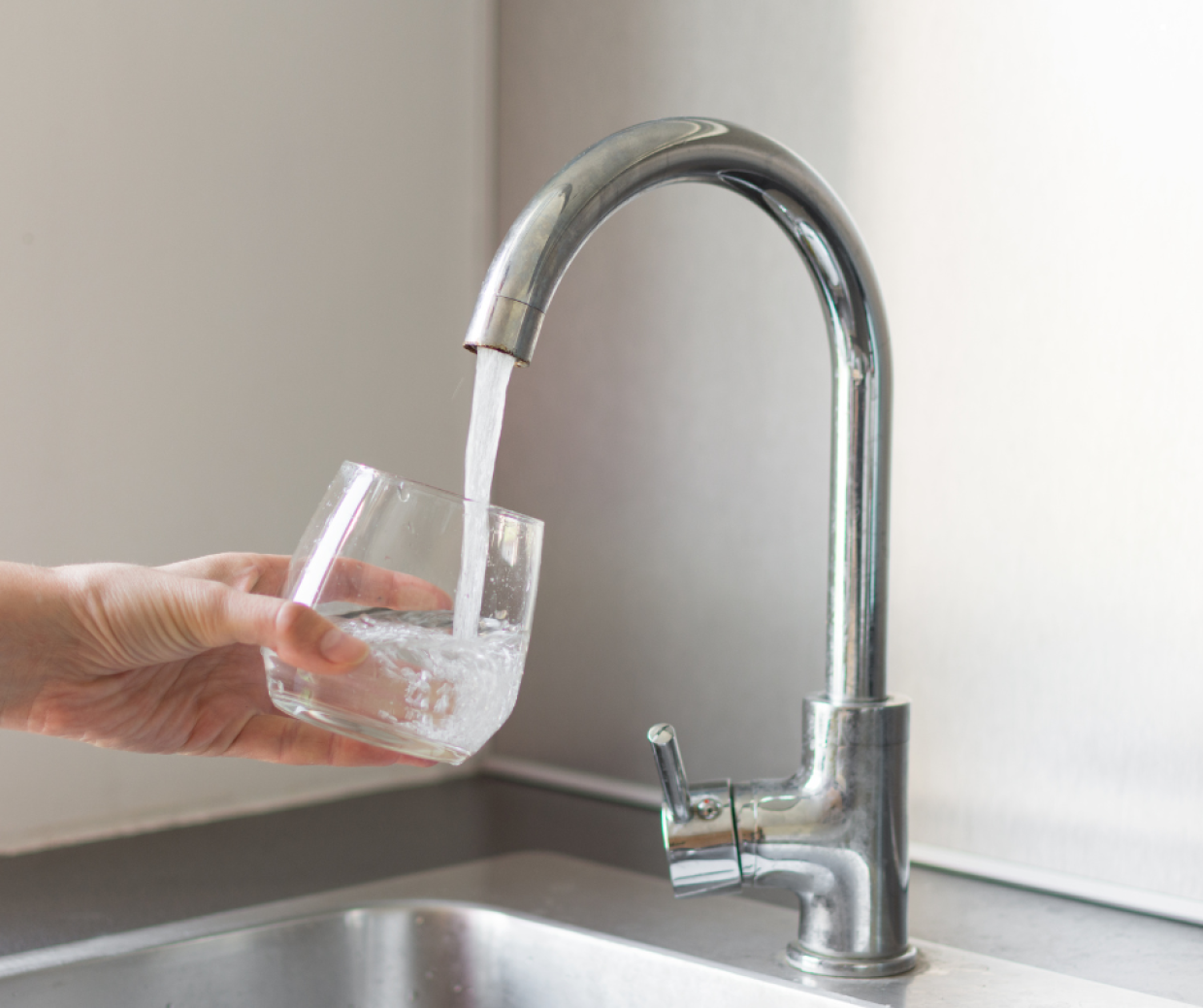 Acqua torbida a Rivoli: la denuncia di Fratelli d'Italia scuote la città