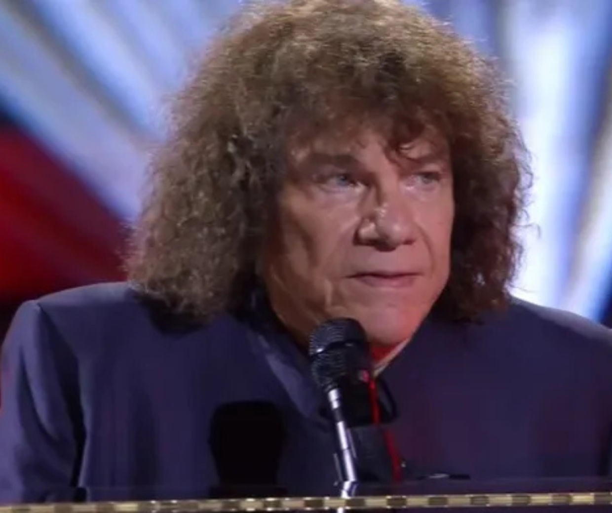 Riccardo Cocciante dimentica le parole: scivolata sul palco dei David di Donatello recuperata