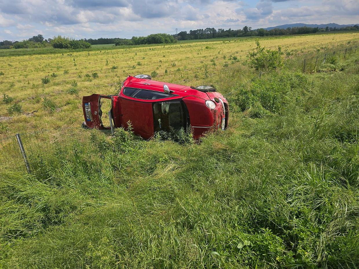 Una 500 si ribalta: incidente tra Volpiano e San Giorgio Canavese