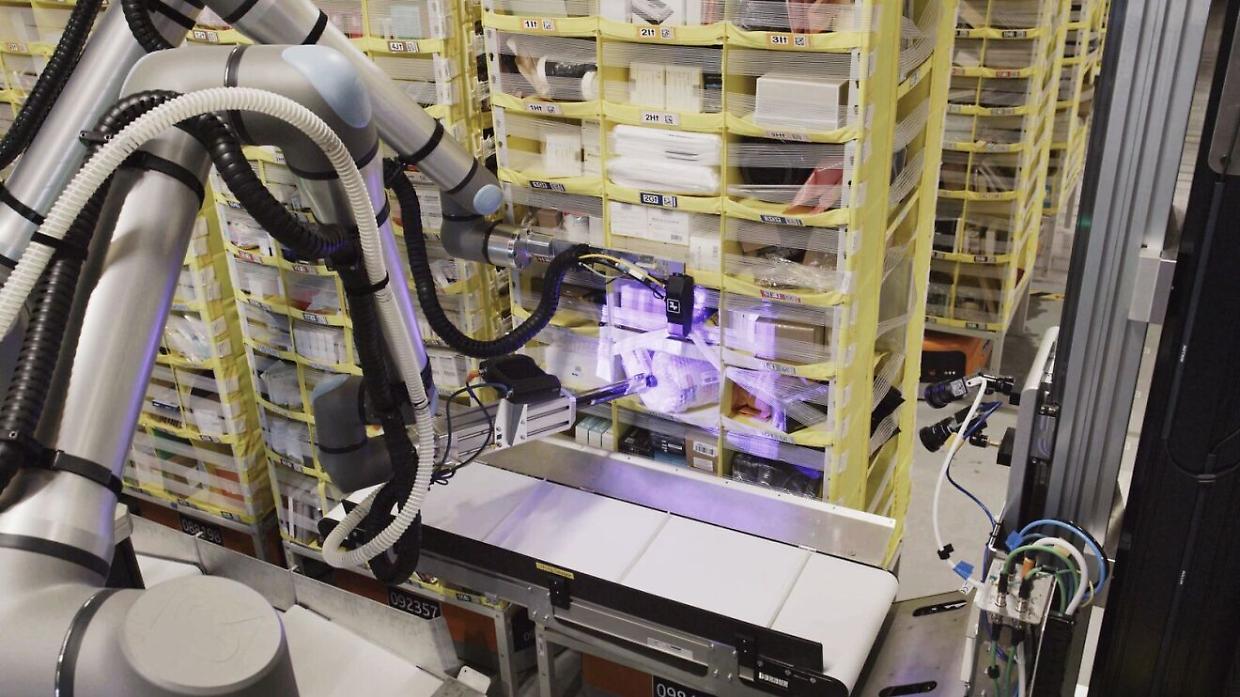 Amazon lancia Vulcan, il robot con il tatto umano: rivoluzione nei magazzini o minaccia per il lavoro?