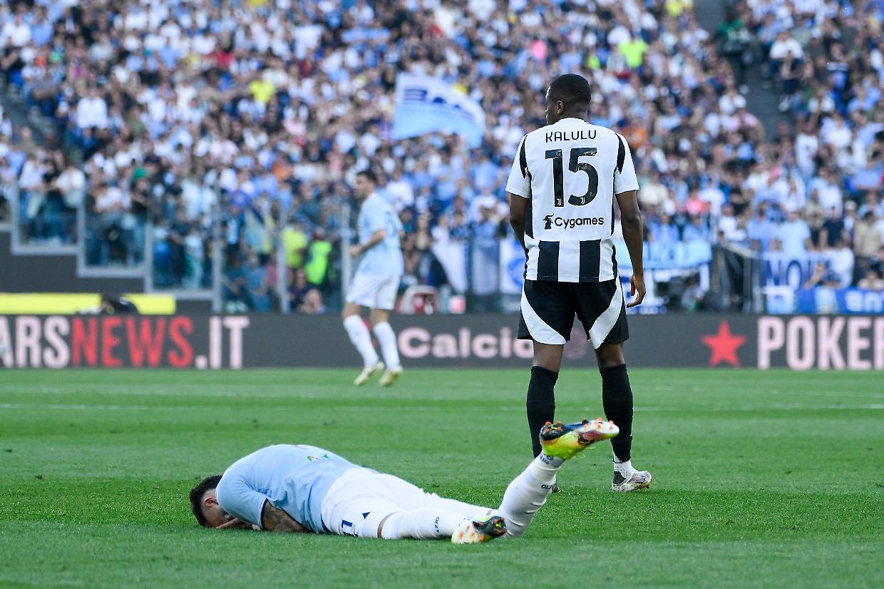 Il difensore della Juventus Kalulu e a terra l'attaccante della Lazio Castellanos (foto LaPresse)