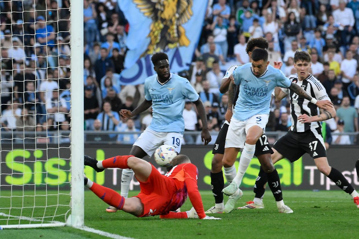 Il biancoceleste Matias Vecino realizza l'1-1 in Lazio-Juventus (foto LaPresse)