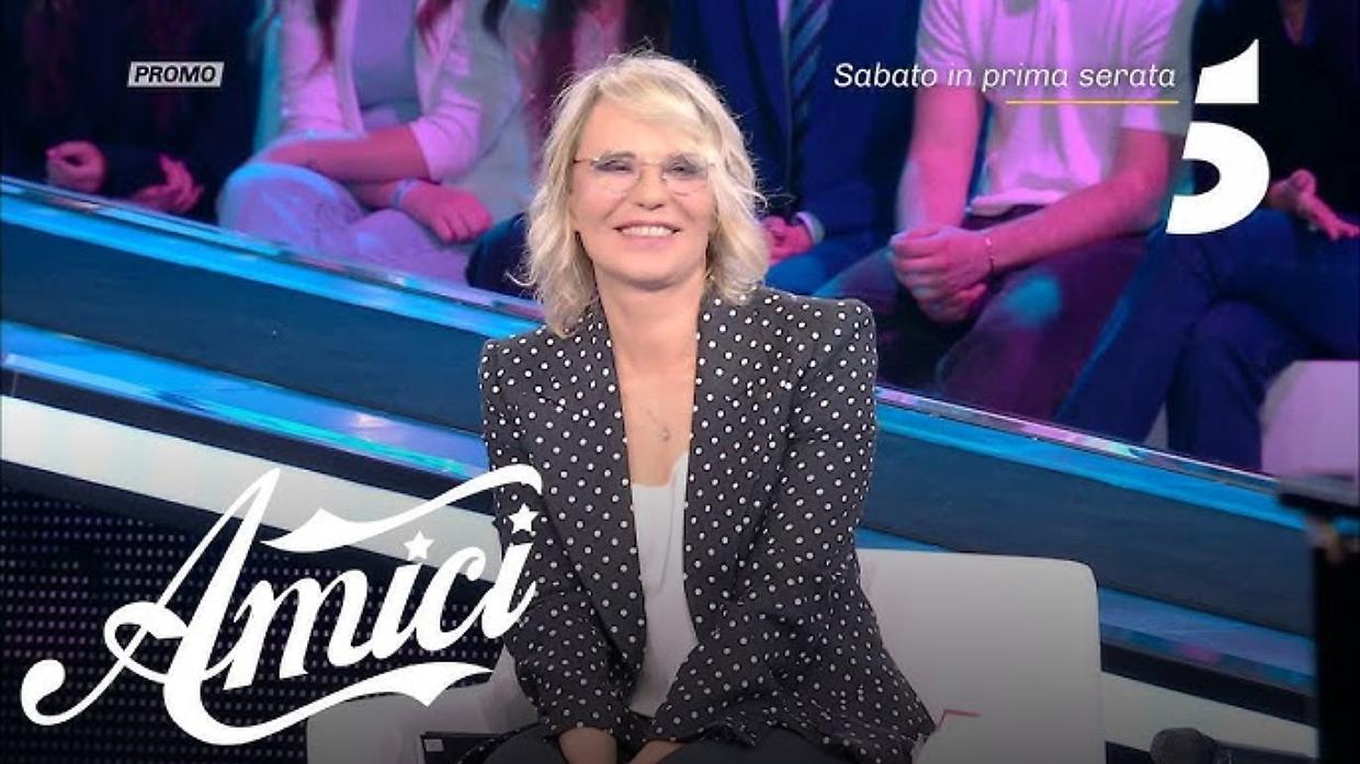 Amici 25, settima puntata sabato 2 maggio: possibile eliminazione nel canto, ospiti Giulia Michelini e Marco Bocci