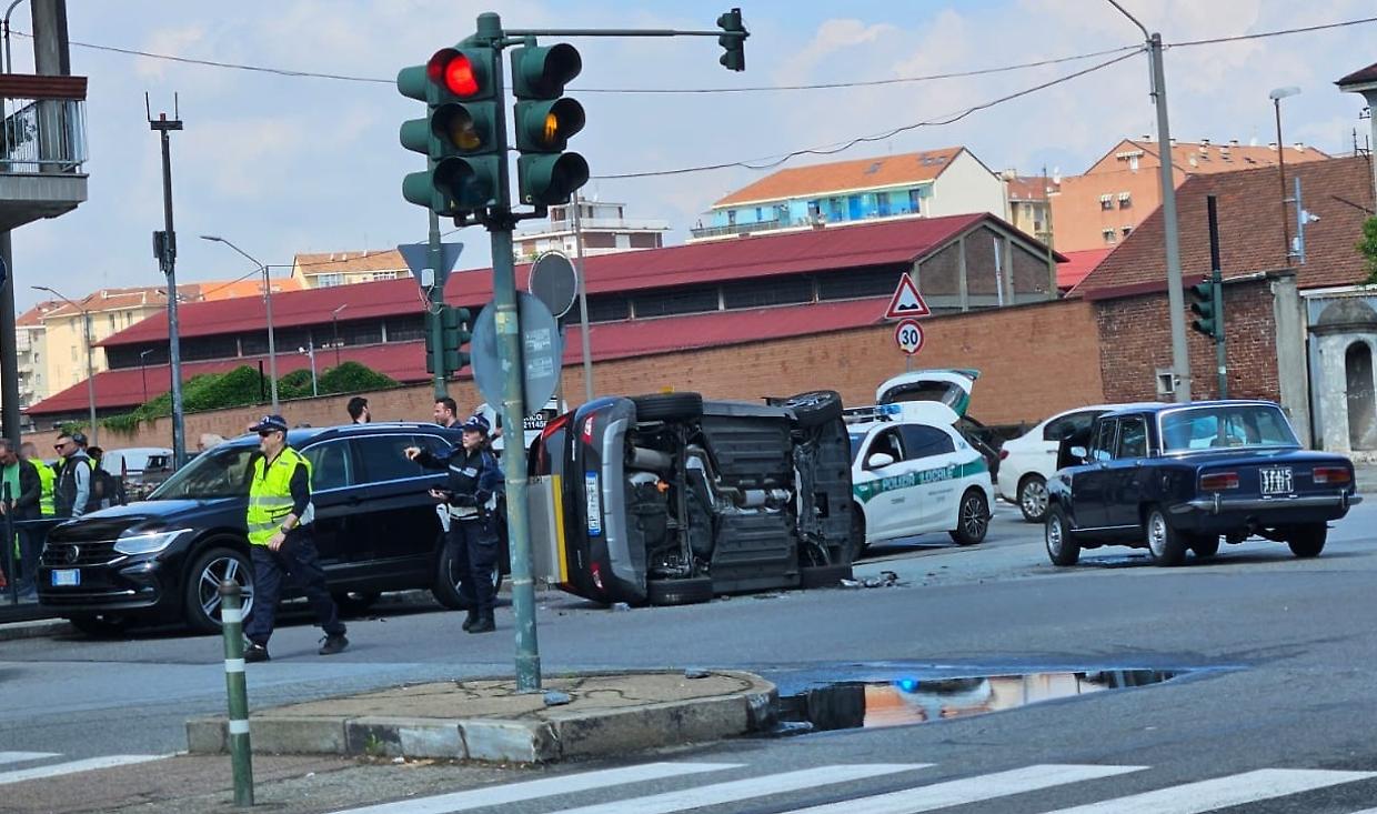 Incidente stradale all'incrocio, 3 feriti nello scontro fra 4 auto. E una si ribalta