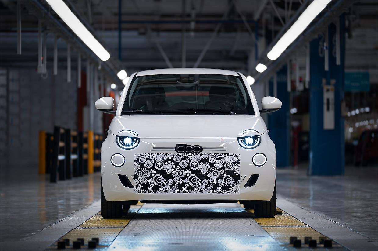 Fiat, a Mirafiori le prime 500 Hybrid: ecco le foto (e Stellantis vola in Borsa)