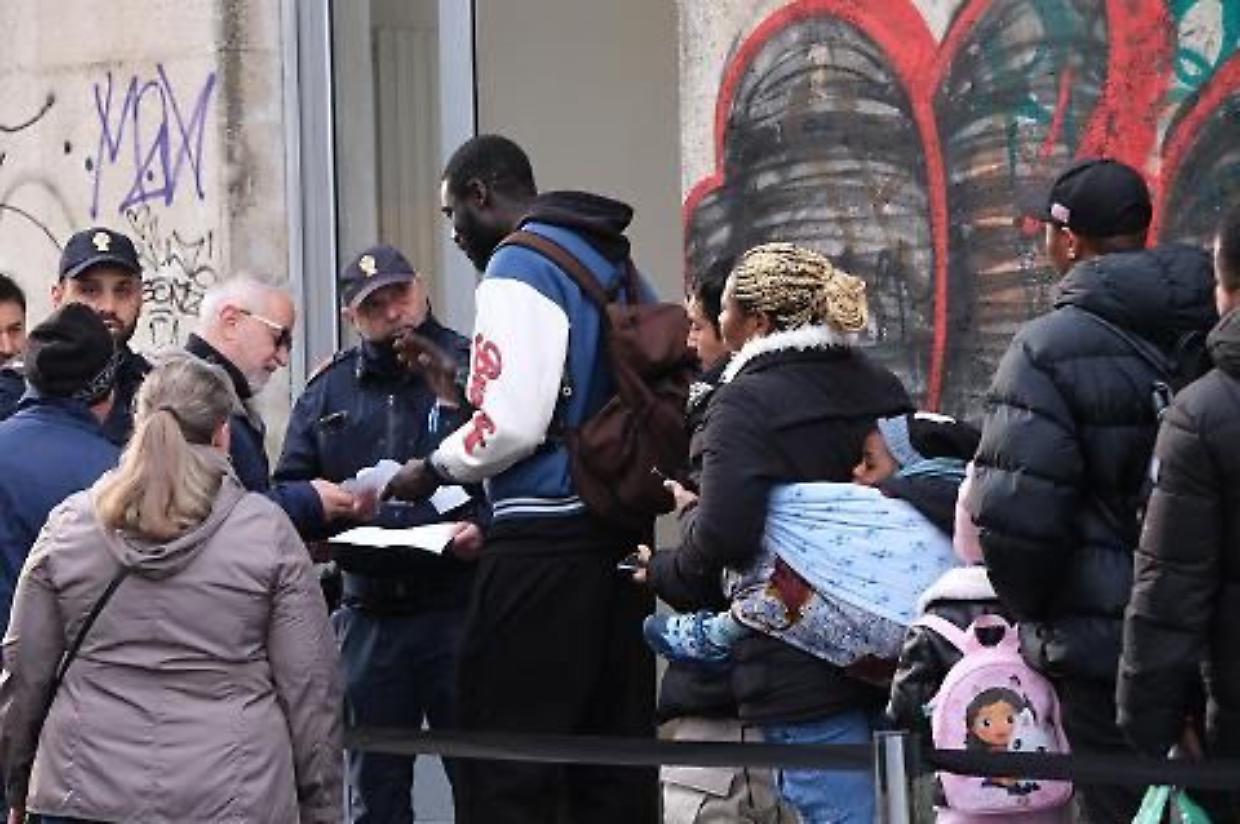 Ragazzo marocchino aiuta la polizia a fermare un ladro: ora rischia l'espulsione perché non ha il permesso di soggiorno