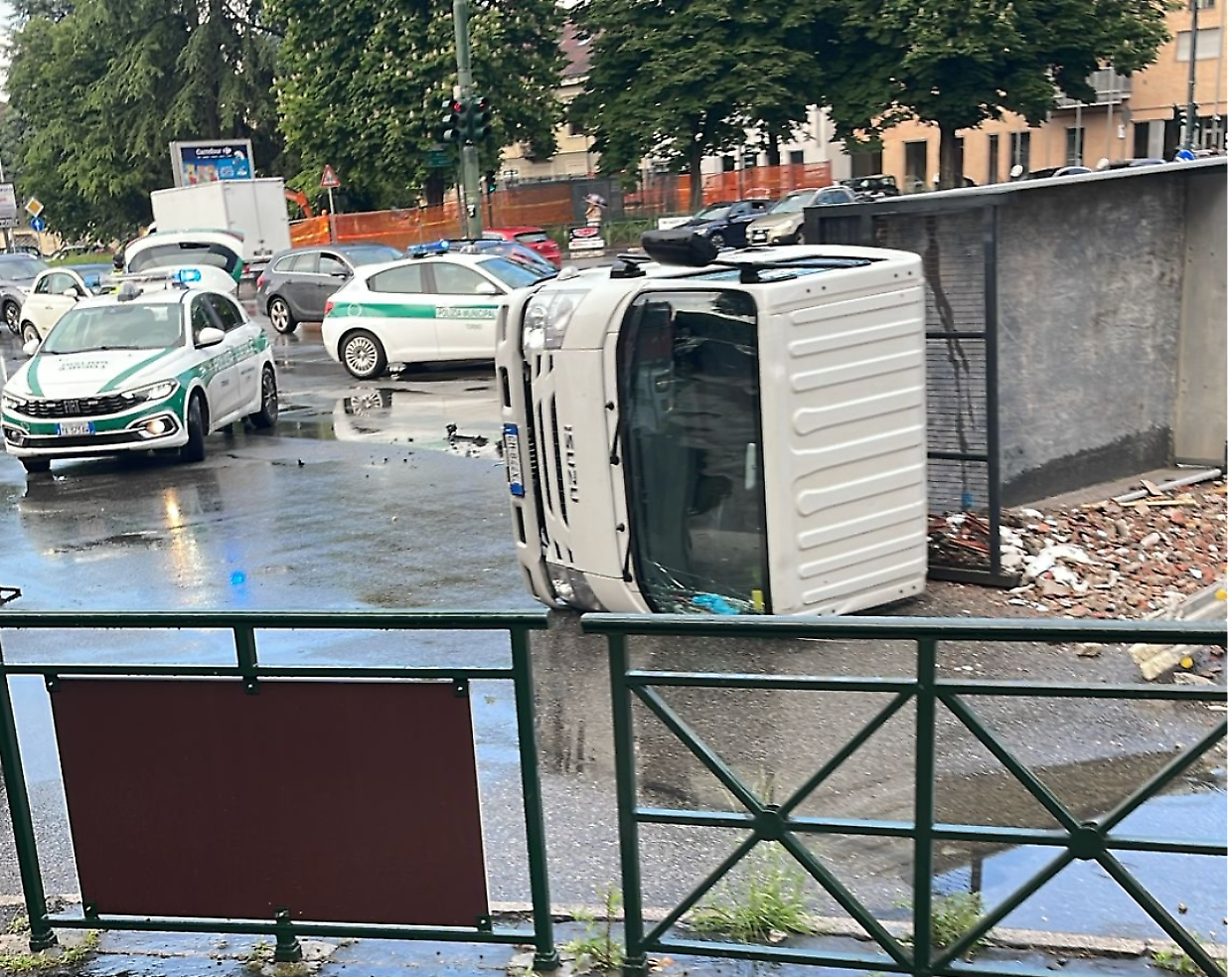 Il camioncino ribaltato in piazza Rebaudengo