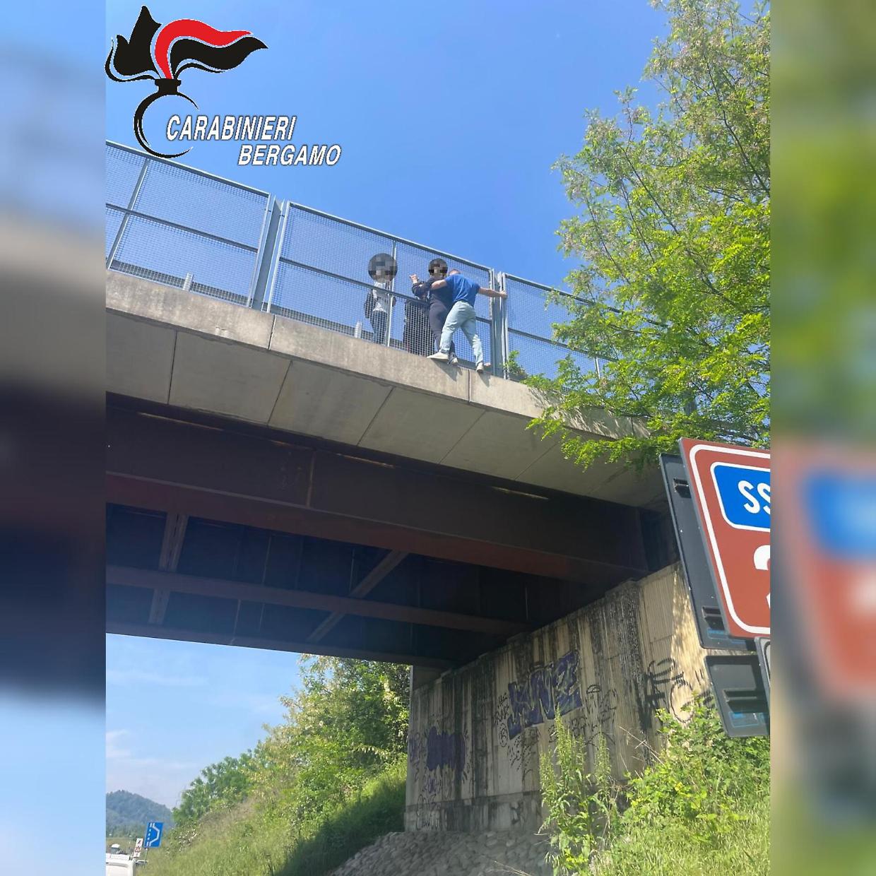 Bergamo, carabiniere in borghese evita un suicidio sul cavalcavia