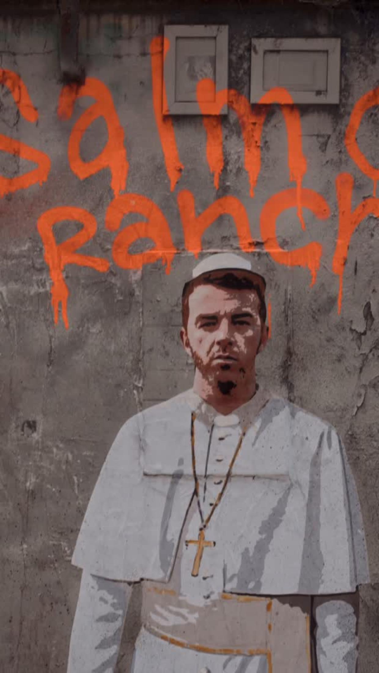 A Milano è spuntato un murale di Salmo in abiti papali