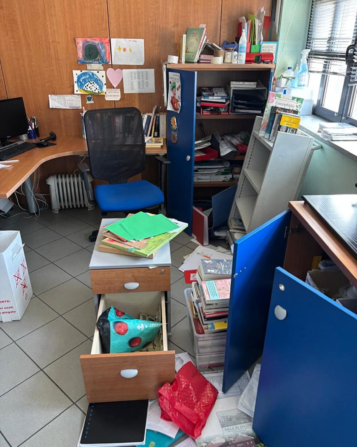 Ladri in azione al centro Marzanati: danni ingenti e furto di 300 euro dall'Auser di Trofarello