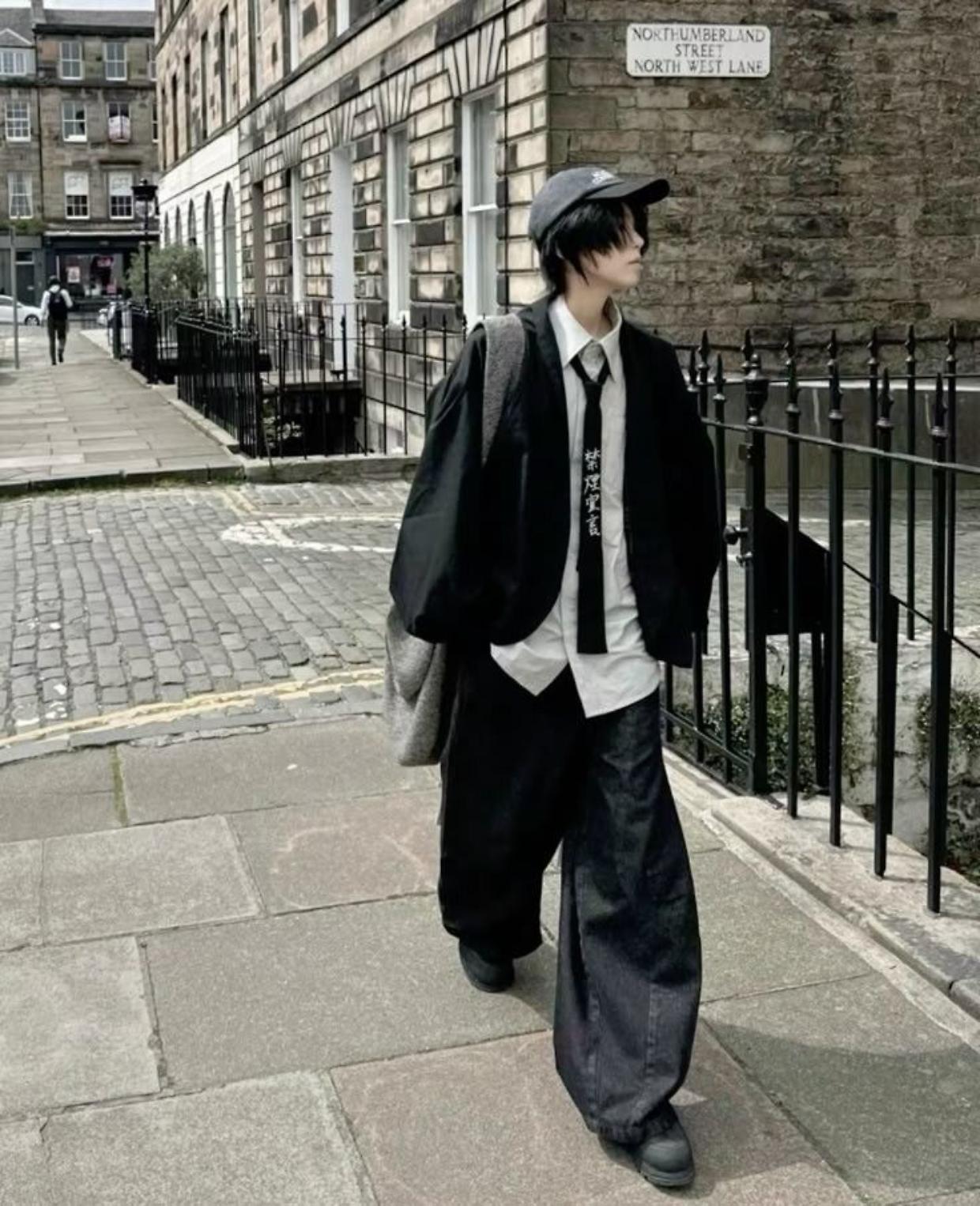 Metteresti una giacca elegante con un paio di sneakers? Scopri la nuova moda del formal streetwear