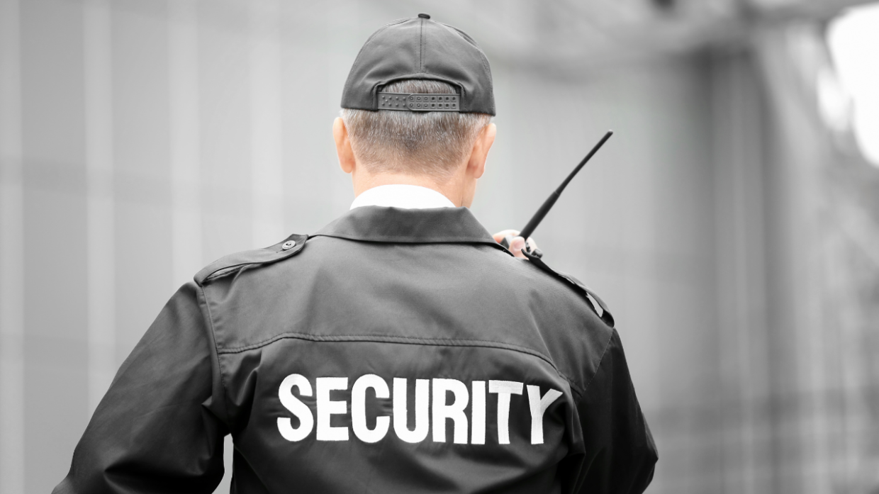 Si traveste da guardia giurata per rubare al supermercato: fermato dalle guardie vere