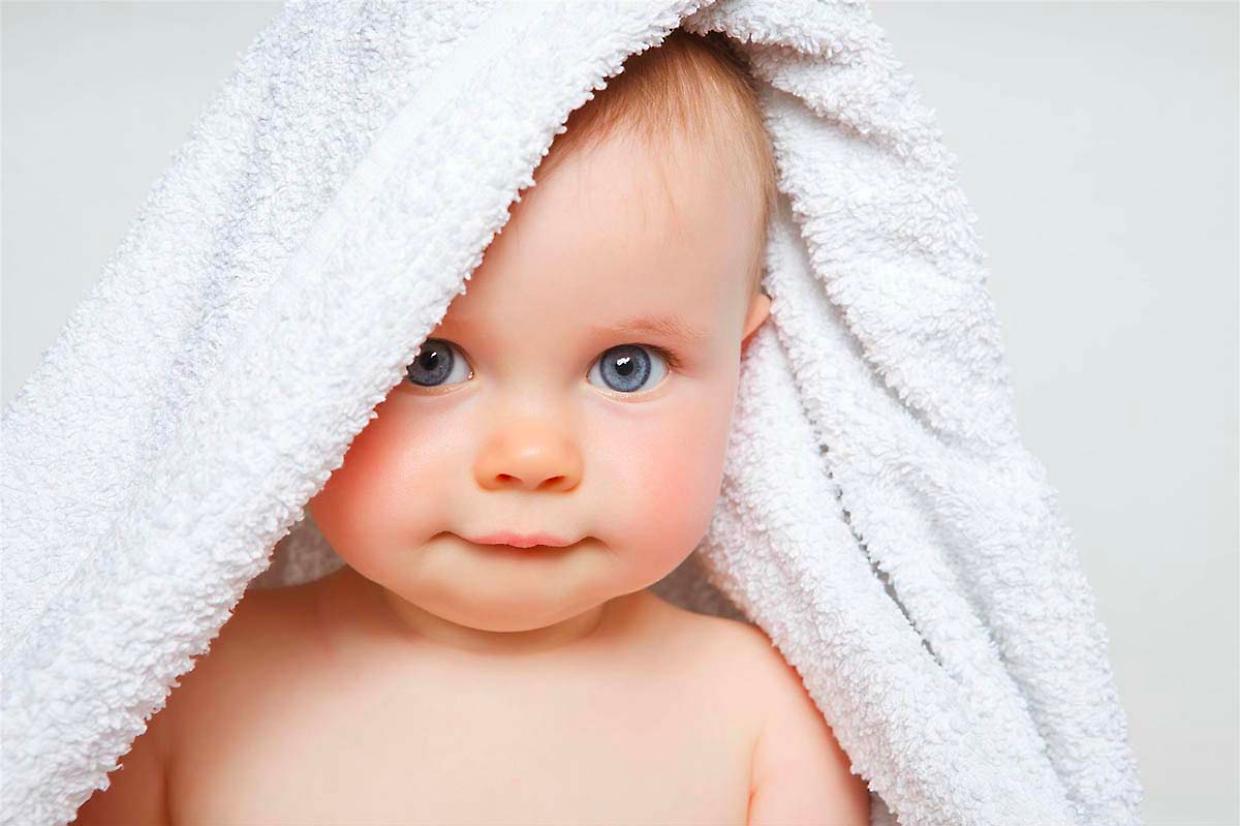 Se un neonato ti fissa a lungo, forse sei davvero bello