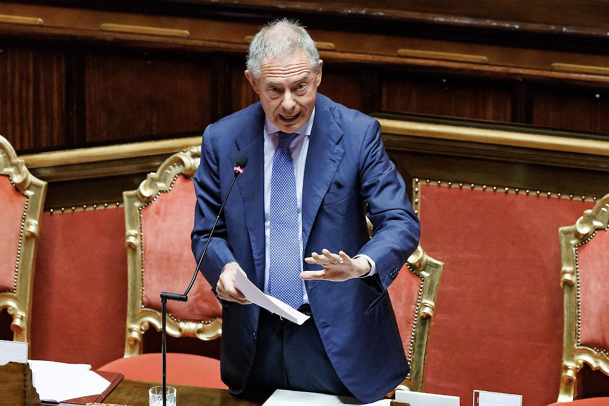 Urso difende la diplomazia sui dazi USA: "Reagire di pancia sarebbe stato un errore"