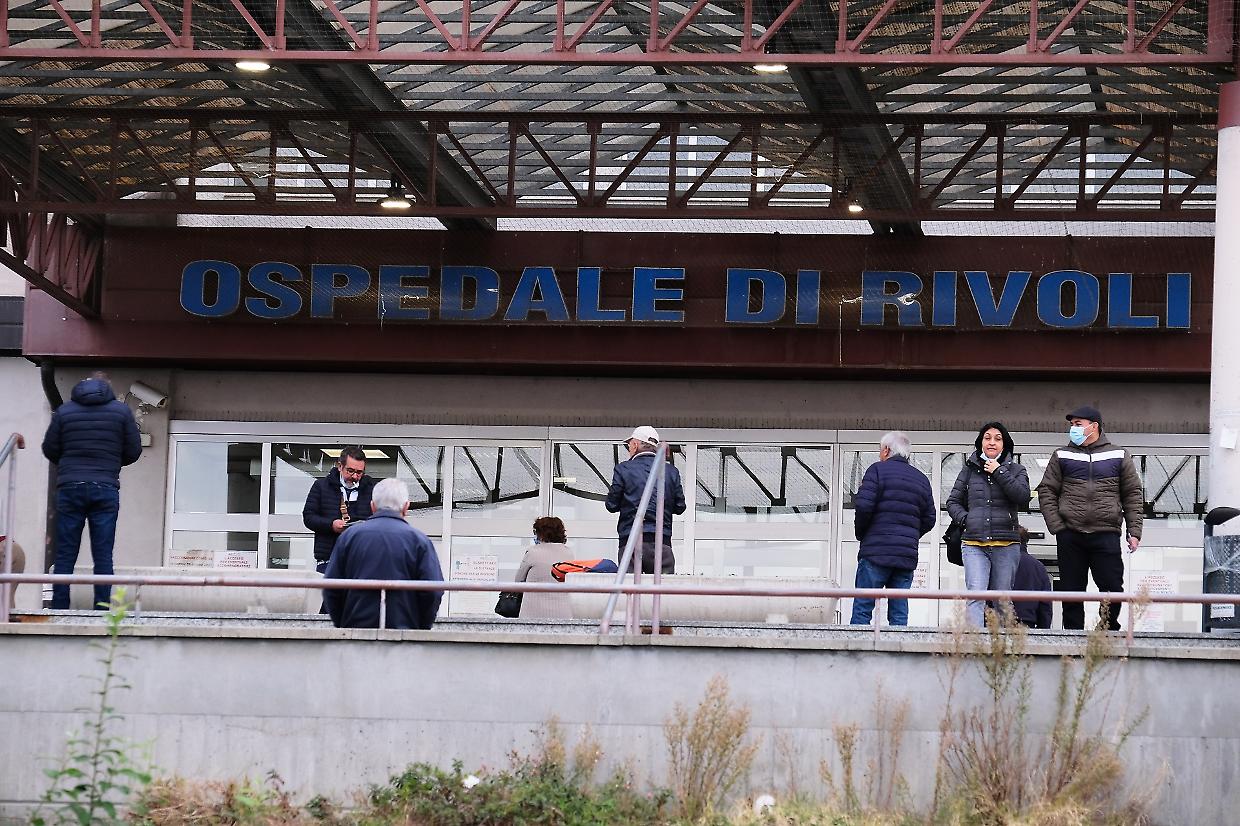 Picchia un medico e lancia l'ecografo contro un muro: ancora aggressioni in ospedale