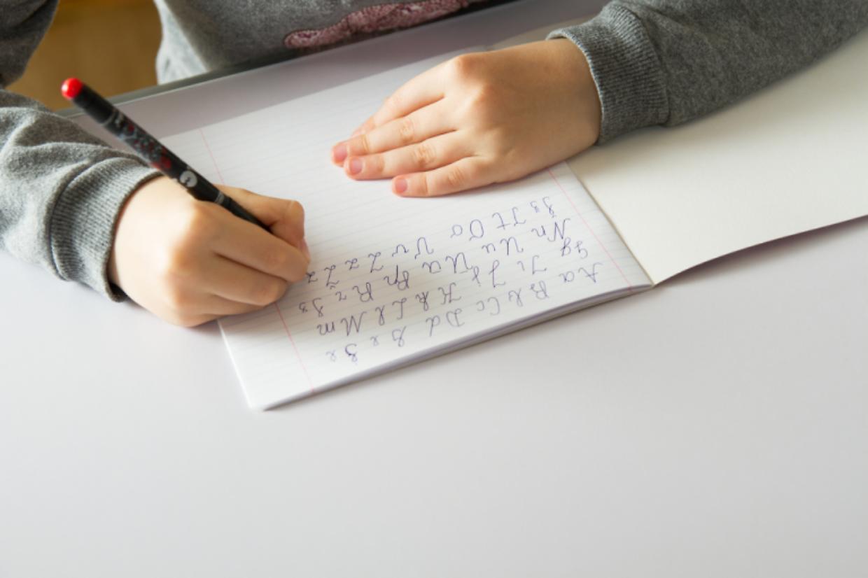 Corsivo obbligatorio a scuola: esperti e famiglie preoccupati per gli alunni con DSA