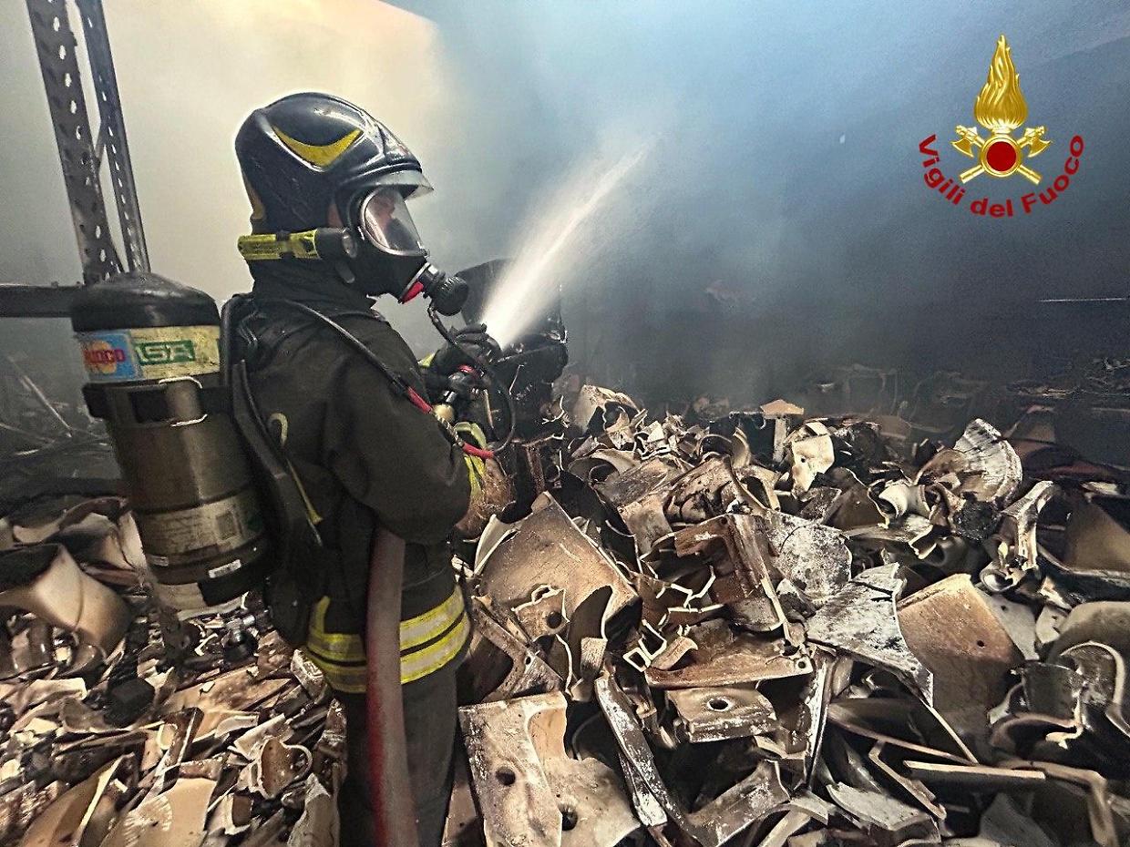 I pompieri spengono l'incendio nel magazzino di Rosta