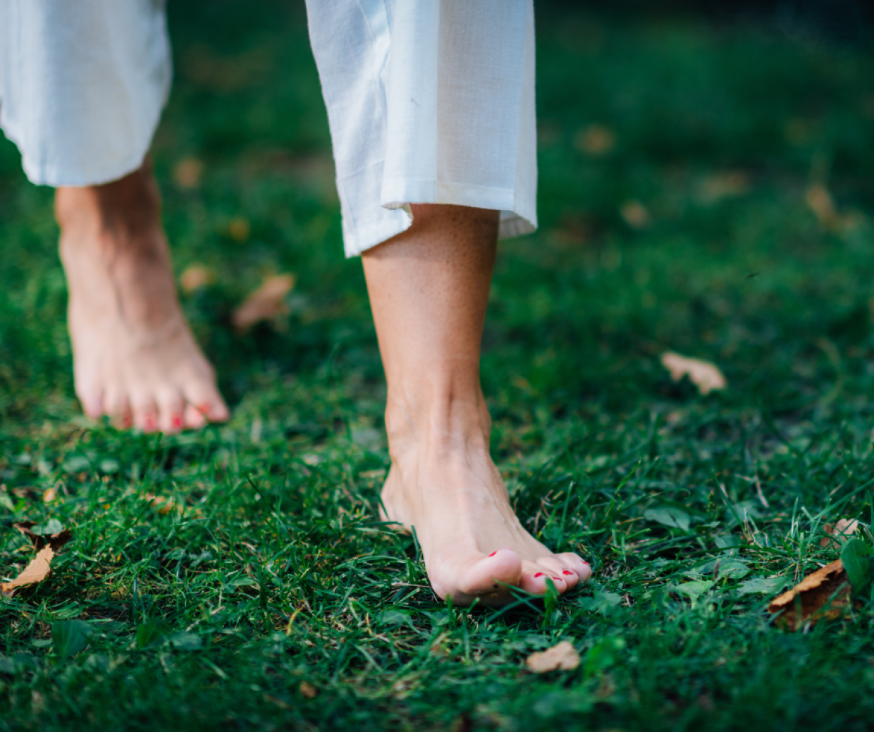 Camminare a piedi nudi: i benefici e i rischi di una pratica sempre più popolare