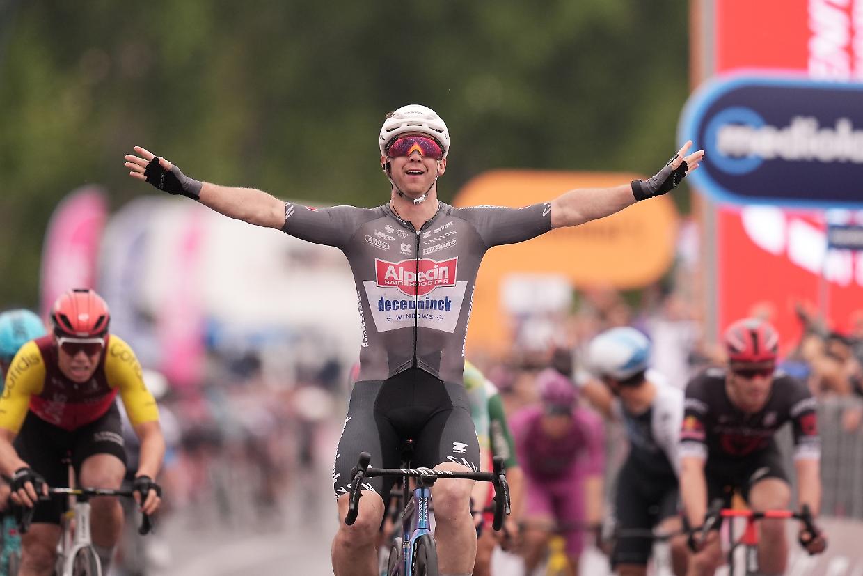 Giro d'Italia, a Napoli vince Groves ma prima succede di tutto