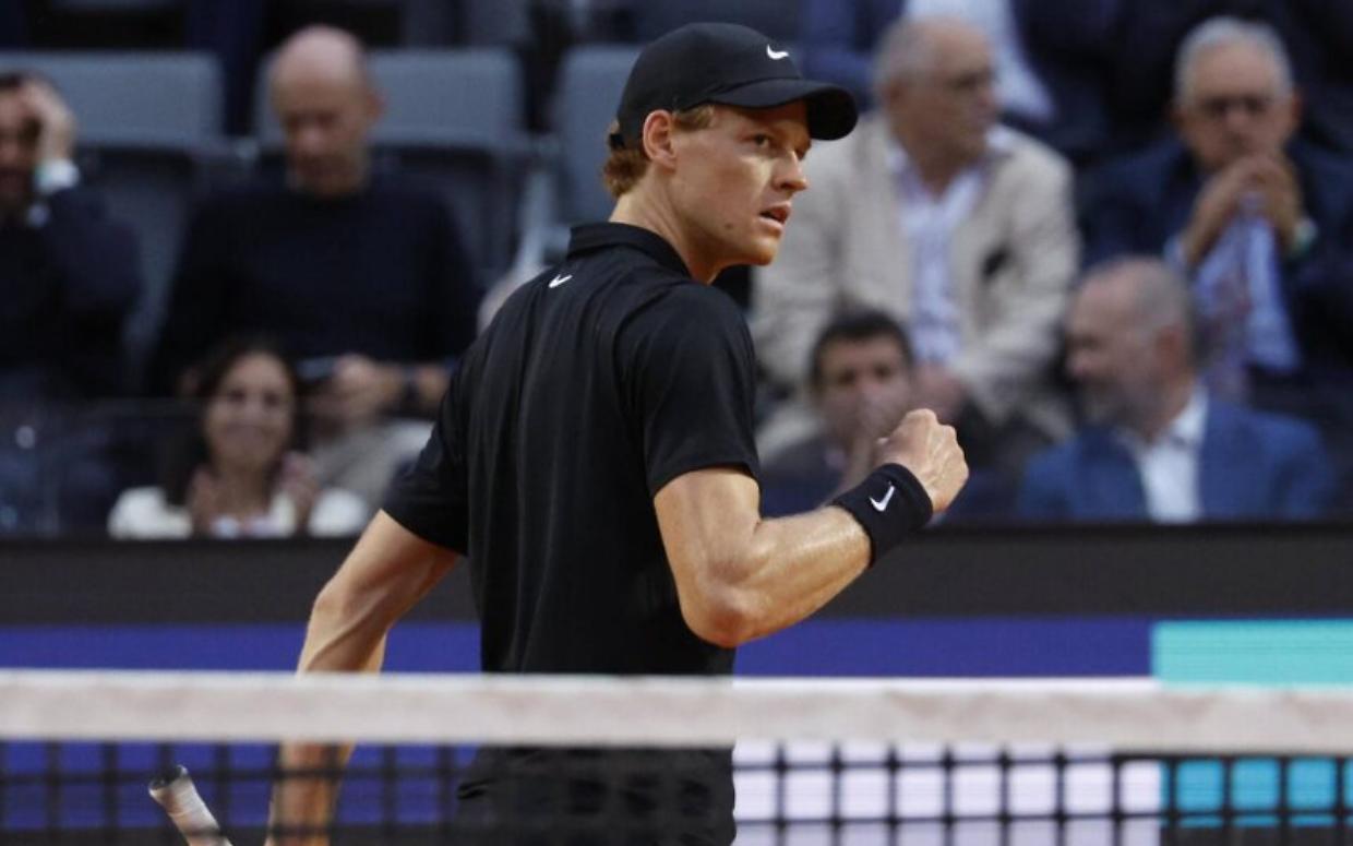 Un Jannik Sinner spaziale domina Casper Ruud e raggiunge Lorenzo Musetti in semifinale al Foro Italico