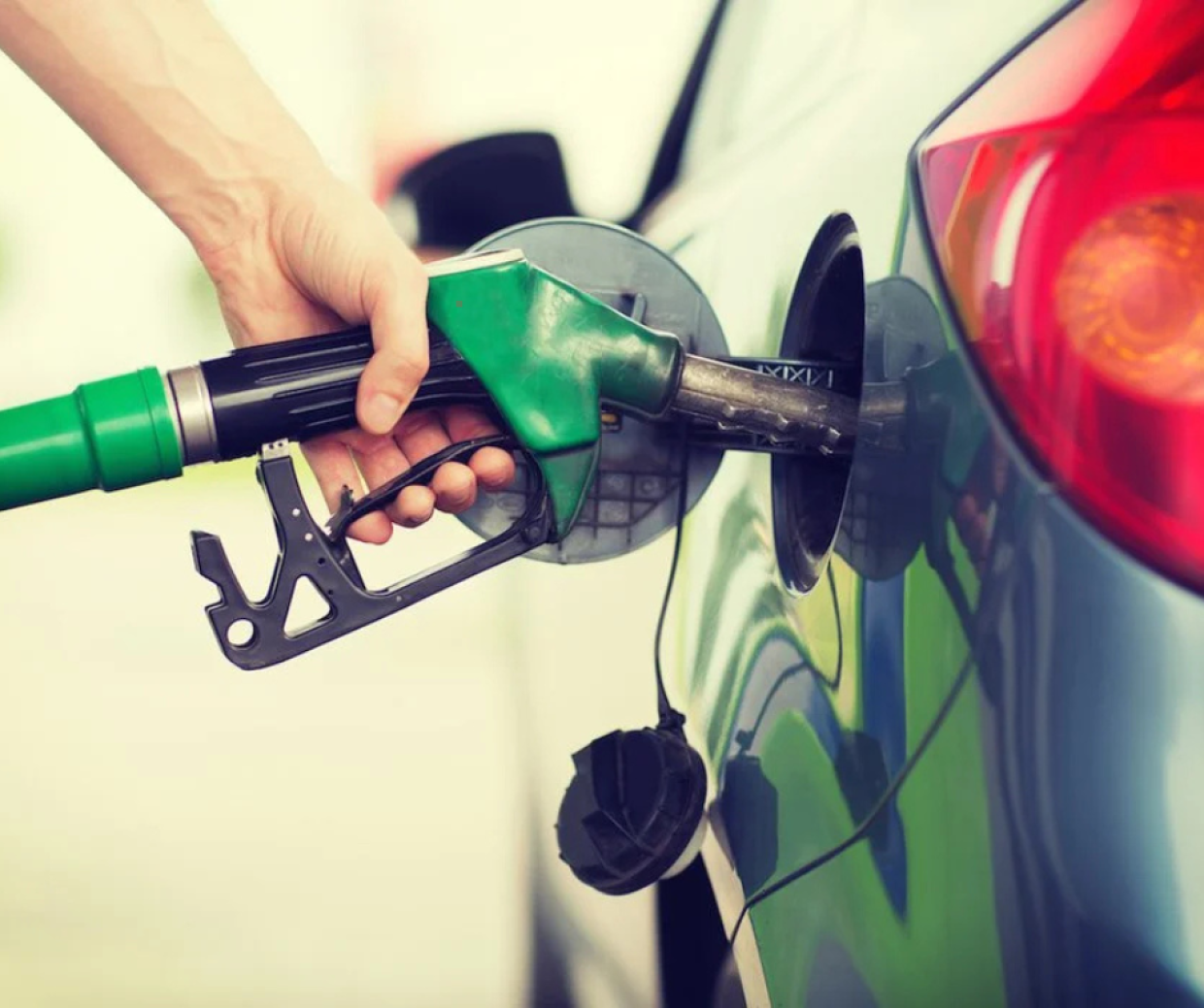 Stangata sul diesel, sconto sulla benzina: ecco cosa cambia davvero con le nuove accise