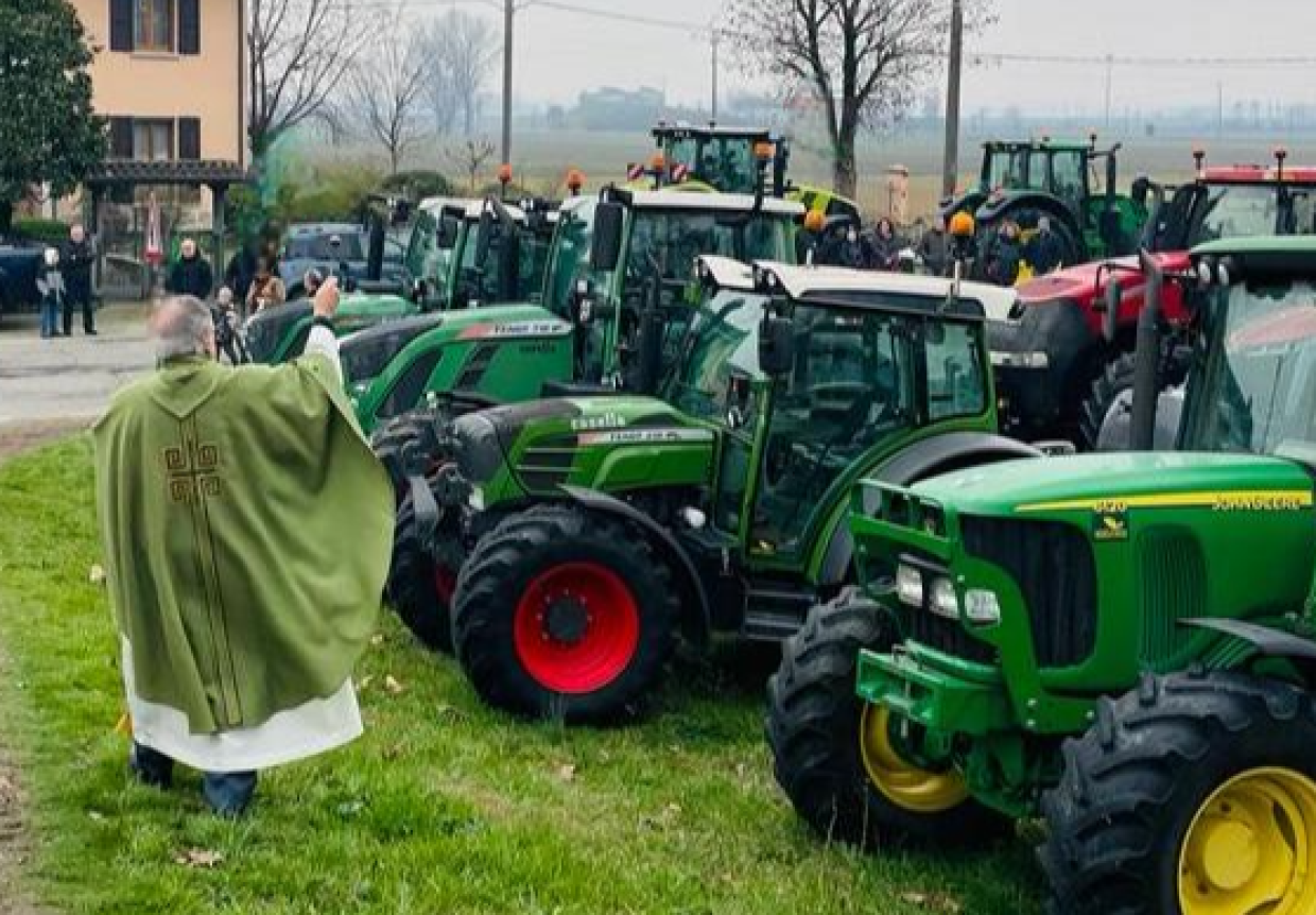 A Neive, domenica 18 maggio si benedicono i trattori