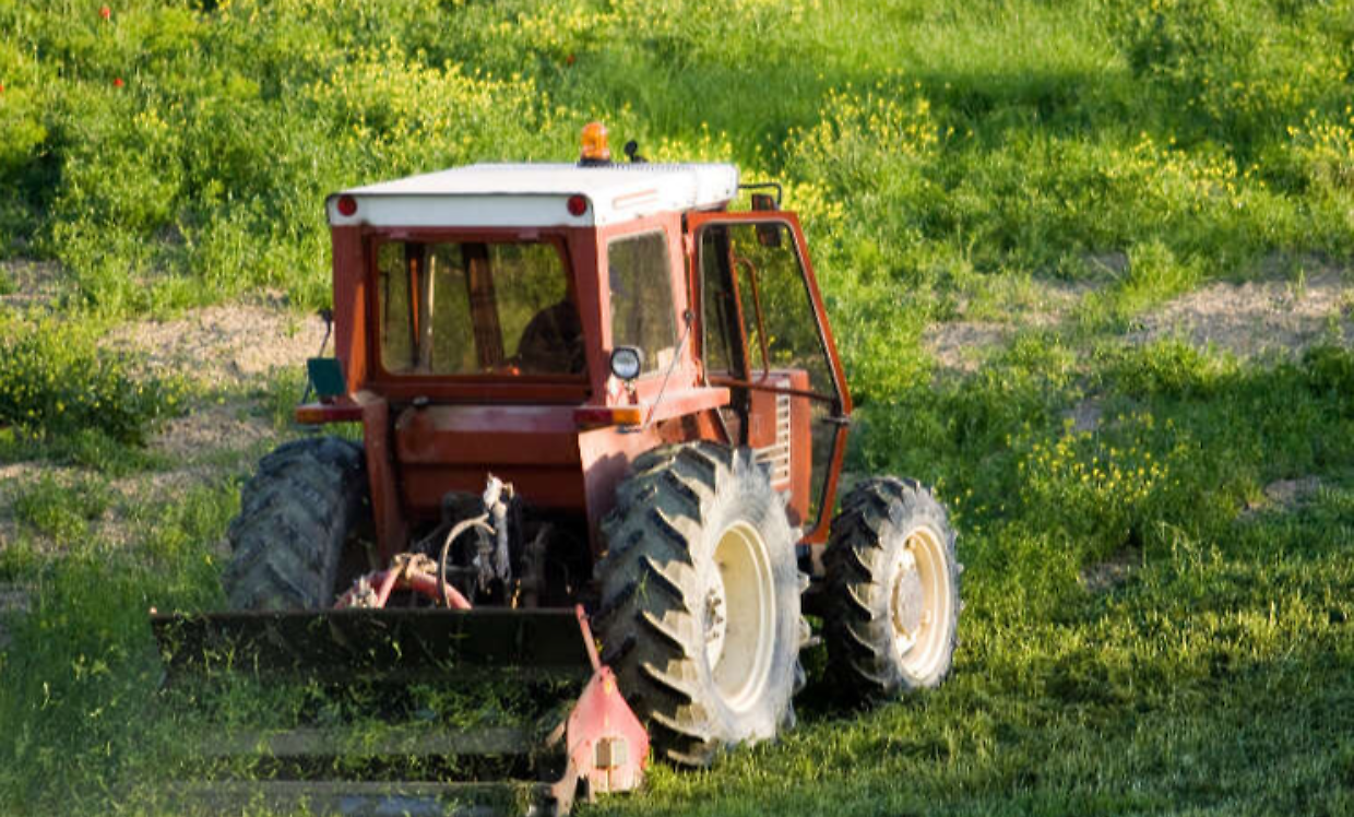 Travolto da un trattore, agricoltore elitrasportato in ospedale