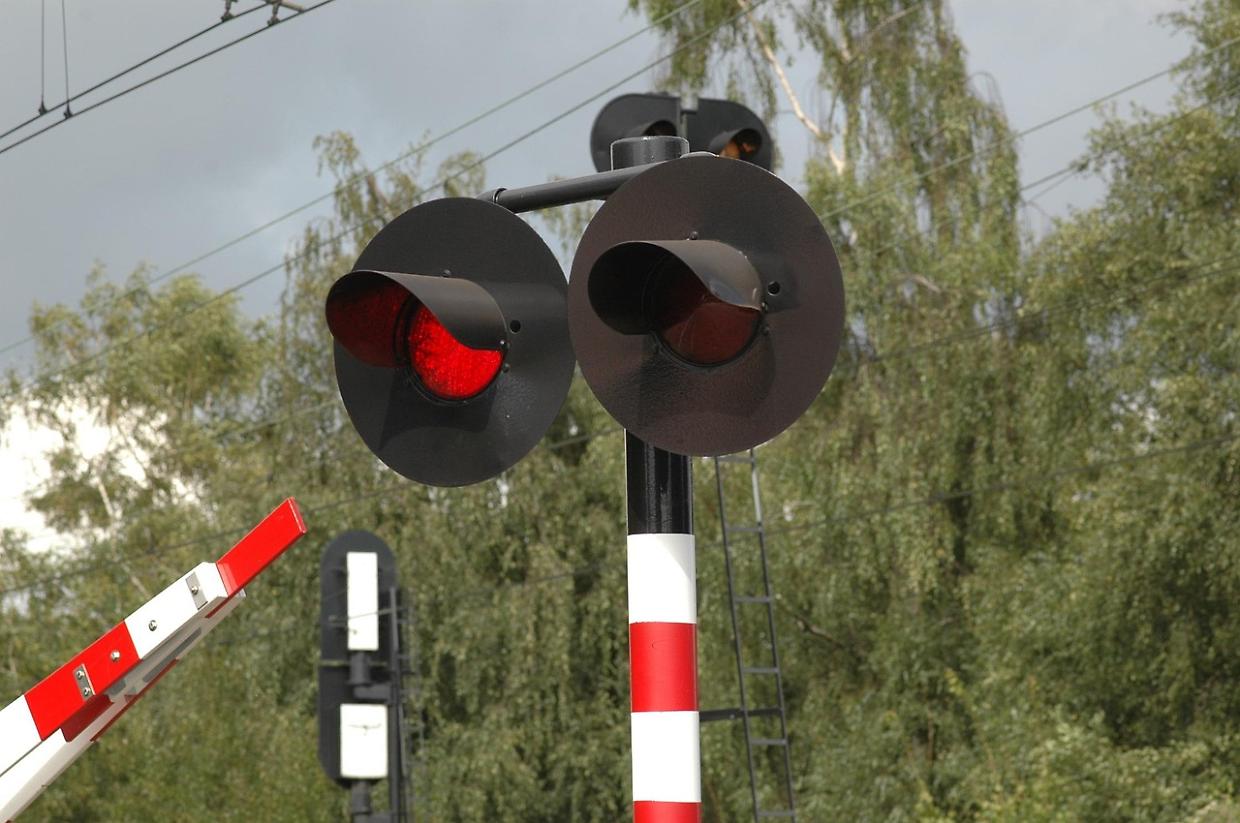 Tragedia sui binari a Cesano Maderno: 14enne travolta dal treno con le cuffiette nelle orecchie