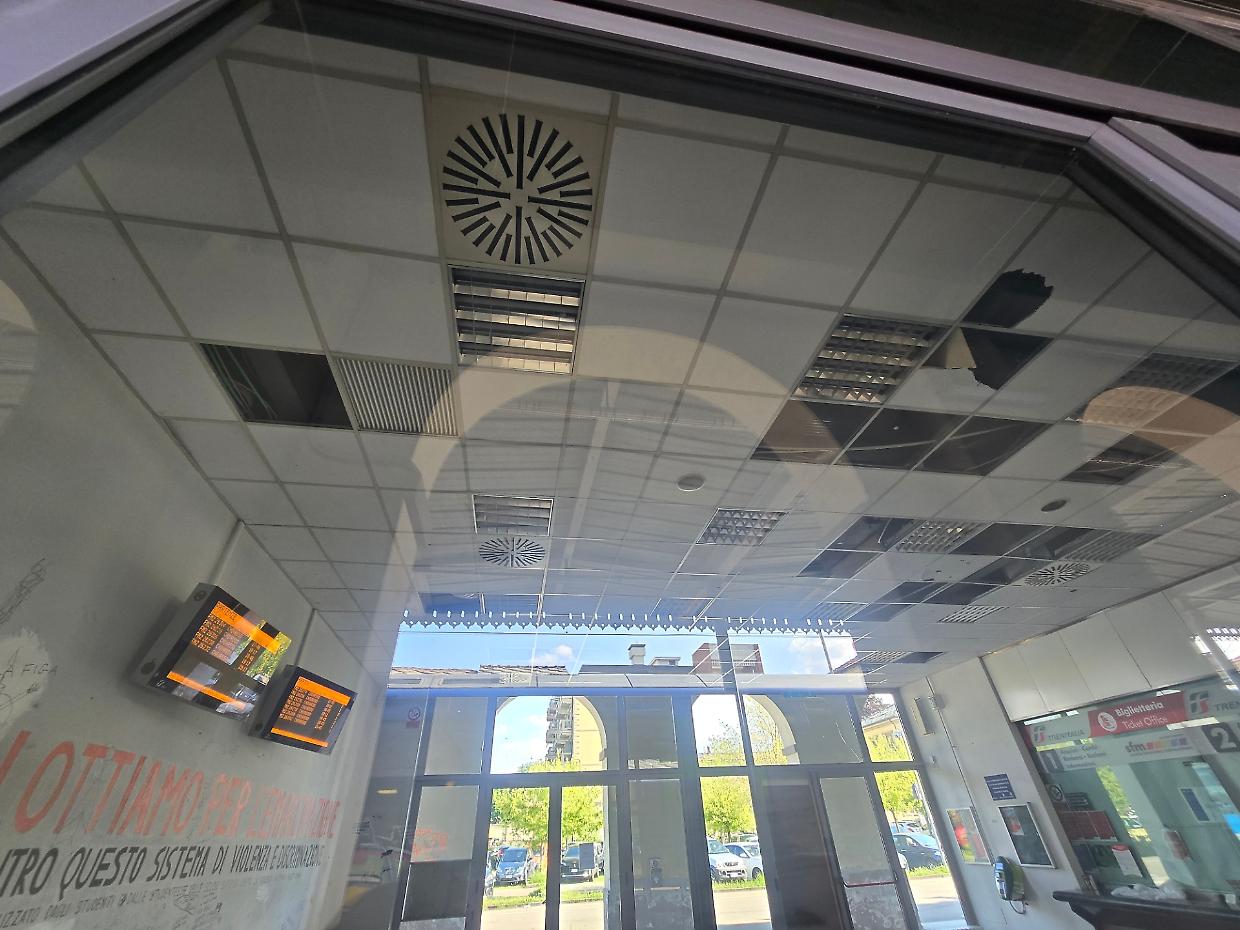 La stazione nel mirino dei vandali: distrutto pure il controsoffitto