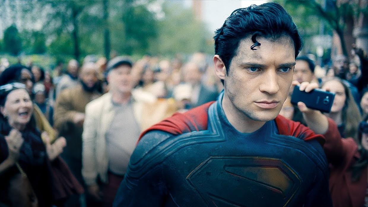 Non un dio, ma un uomo: così James Gunn reinventa Superman onorando Christopher Reeve