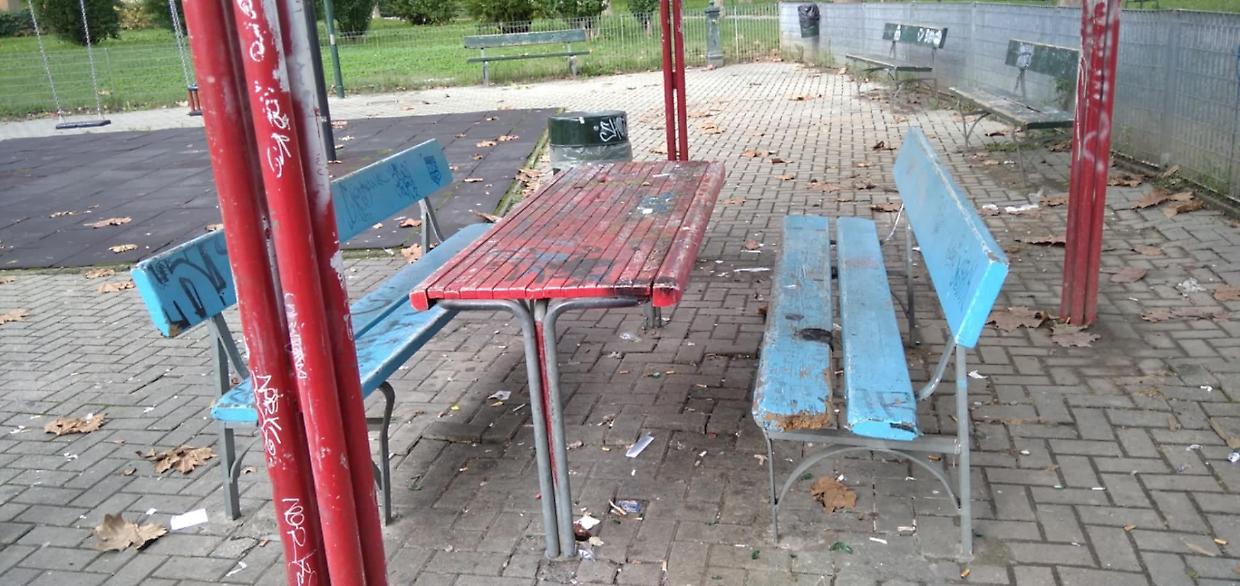 Il giardino è preda del degrado. «A luglio la riqualificazione»