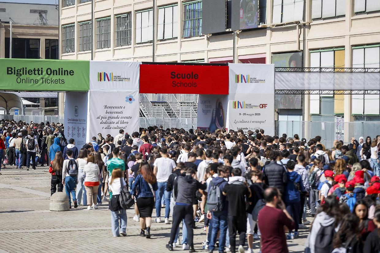 Gli oggetti più strani sequestrati al Salone... Aveva otto chili di sale in borsa