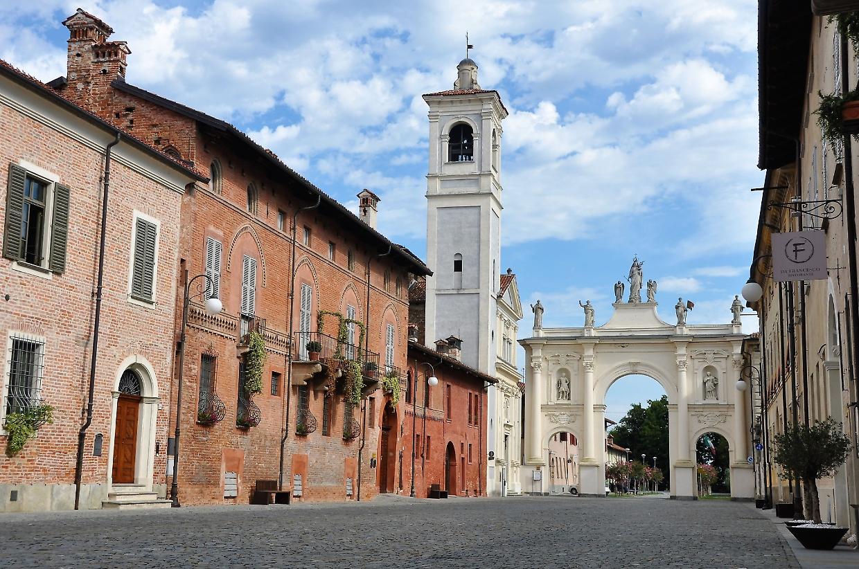 Cherasco si fa vetrina: l&rsquo;ultimo mercato dell&rsquo;antiquariato accende il centro storico