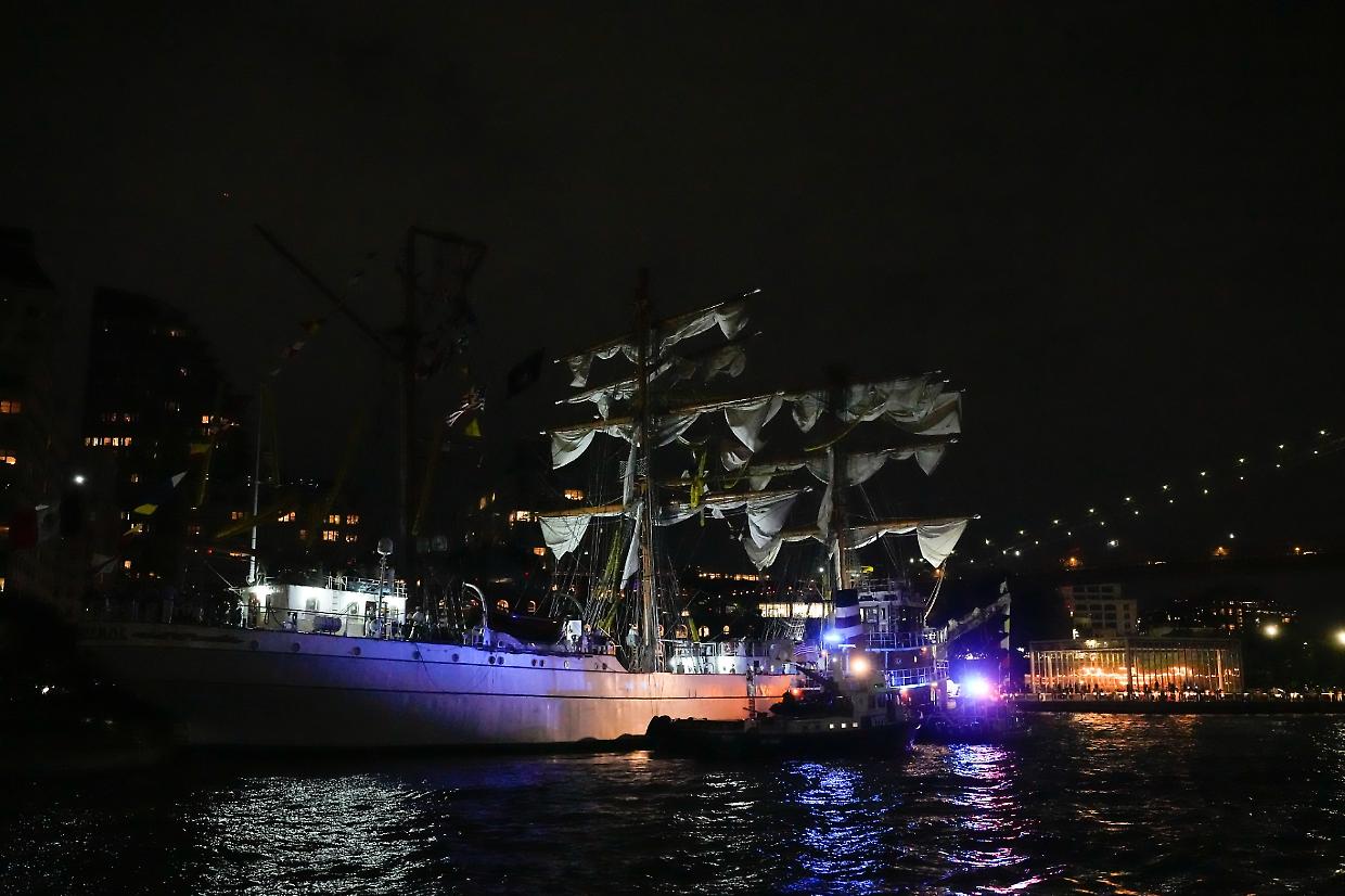 New York, nave scuola messicana urta il ponte di Brooklyn: 22 feriti, tre gravi